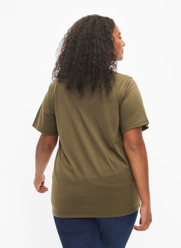 Zizzi FLASH - T-shirt med motiv, Ivy Green, Model image number 1