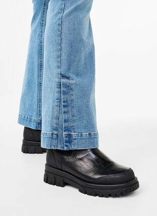 Zizzi Bootcut jeans med slids, Blue Denim, Model image number 3