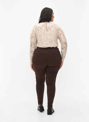 Zizzi Tætsiddende bukser med lynlås detaljer, Coffee Bean, Model image number 1