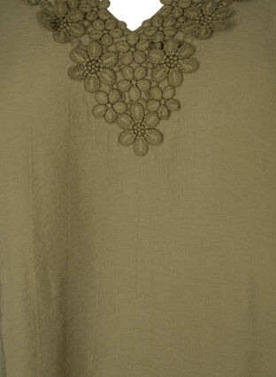 Zizzi Viskosebluse med v-hals og broderidetalje, Winter Moss, Packshot image number 2