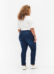 Slim fit Emily jeans med normal talje, Blue Denim, Model