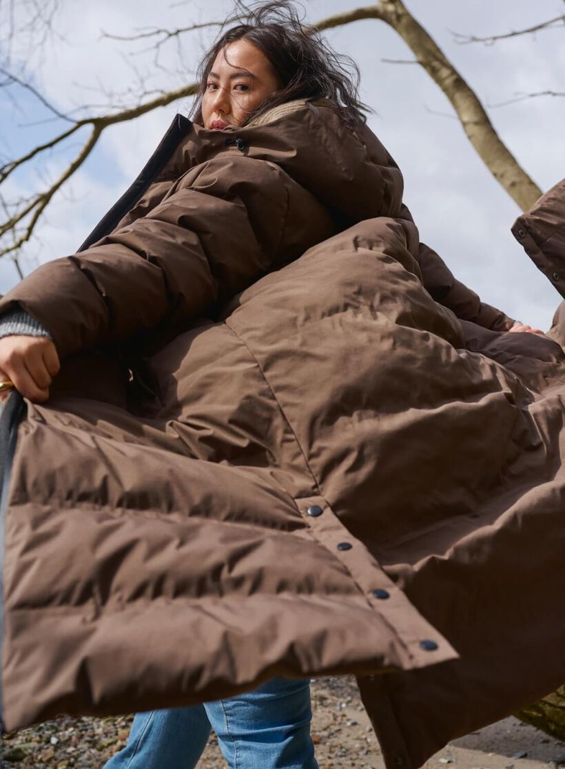 Zizzi Lang brun puffer jakke med lommer og hætte, , Model, 3