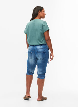 Zizzi Slim fit capri jeans med lommer, Light blue denim, Model image number 2