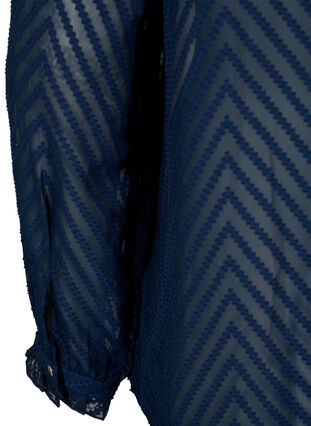 Zizzi Skjortebluse med flæser og mønstret tekstur, Navy Blazer, Packshot image number 3