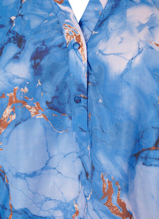 Zizzi Viskosebluse med marmorprint og korte ærmer, Palace Blue AOP, Packshot image number 2