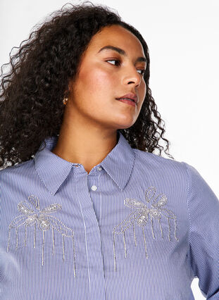 Zizzi Skjorte i økologisk bomuld med perlebroderi, Blue White Stripe, Model image number 2