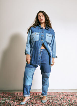 Zizzi Mille mom fit jeans med colorblock og høj talje, Light Blue Denim, Image image number 0