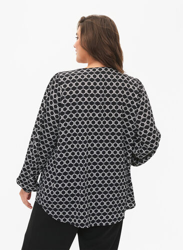 Zizzi Skjortebluse med v-hals og print, Black Graphic AOP, Model image number 1