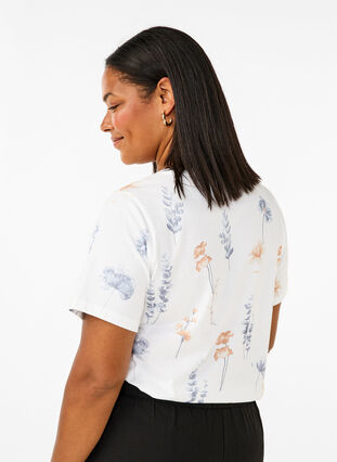 Zizzi T-shirt i økologisk bomuld med blomsterprint, White W. Blue flower, Model image number 1