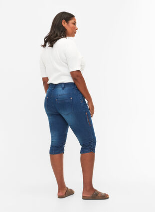 Zizzi Slim fit capri jeans med lommer, Dark blue denim, Model image number 2