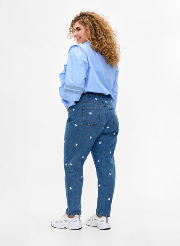 Zizzi Mille mom fit jeans med broderi, Light Blue Heart, Model image number 1