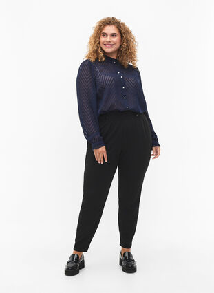 Zizzi Skjortebluse med flæser og mønstret tekstur, Navy Blazer, Model image number 2