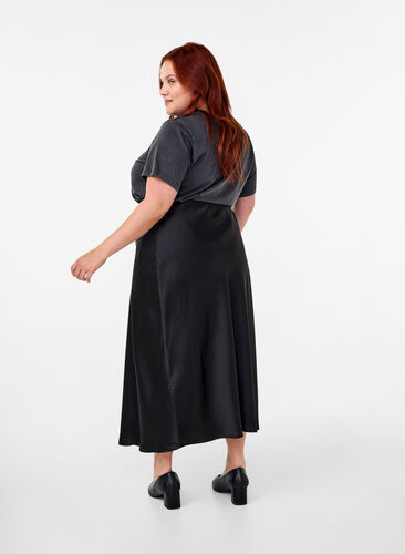 Zizzi Lang satin nederdel, Black, Model image number 1