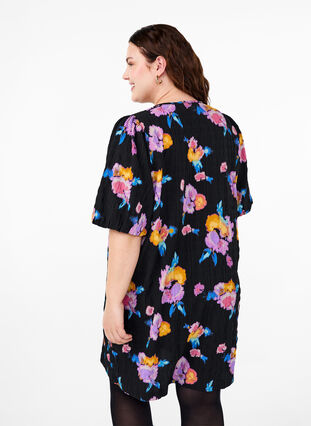 Zizzi Kjole med korte pufærmer og blomsterprint, Black w. flower AOP, Model image number 1