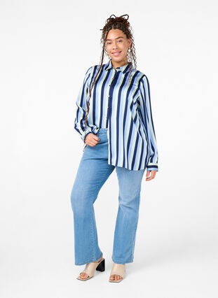 Zizzi Stribet satinskjorte med krave, Blue Stripe, Model image number 2