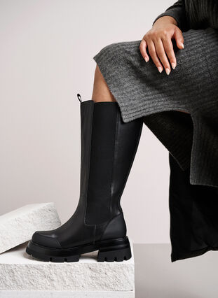 Zizzi Wide fit læderstøvle med lang skaft og elastik, Black, Image image number 1