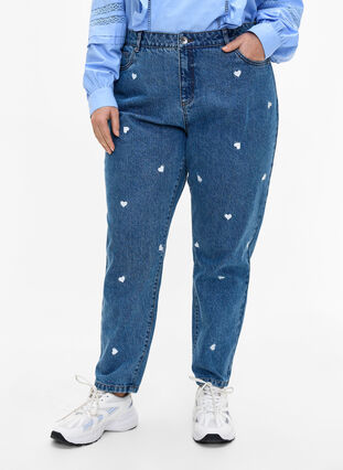 Zizzi Mille mom fit jeans med broderi, Light Blue Heart, Model image number 2