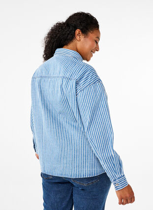 Zizzi Ensfarvet denimskjorte med brystlommer, Light B.Denim Stripe, Model image number 1