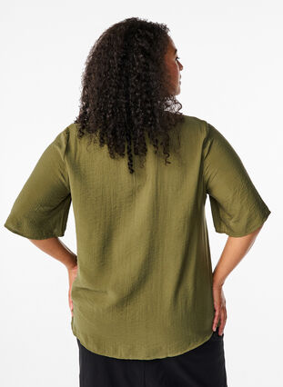 Zizzi Viskosebluse med v-hals og broderidetalje, Winter Moss, Model image number 1