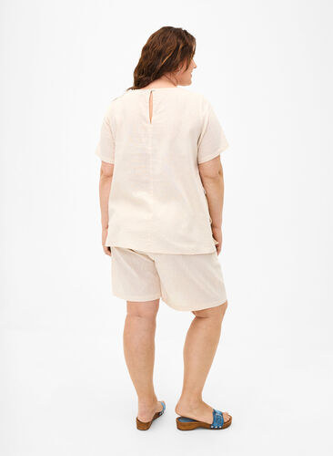 Zizzi Løse shorts i bomuldsmix med hør, Sandshell, Model image number 1