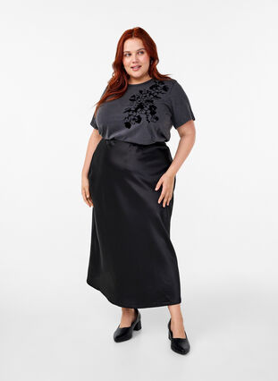 Zizzi Lang satin nederdel, Black, Model image number 0