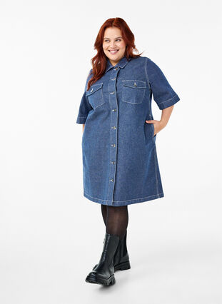 Zizzi Nålestribet denimkjole med brystlommer, Blue Denim Stripe, Model image number 2