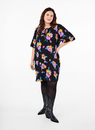 Zizzi Kjole med korte pufærmer og blomsterprint, Black w. flower AOP, Model image number 2