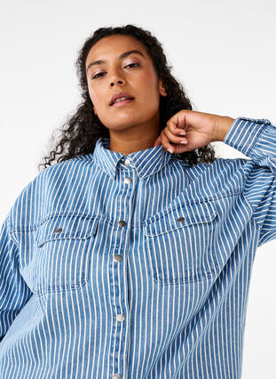 Zizzi Stribet denimskjorte med brystlommer, Light B.Denim Stripe, Model image number 3